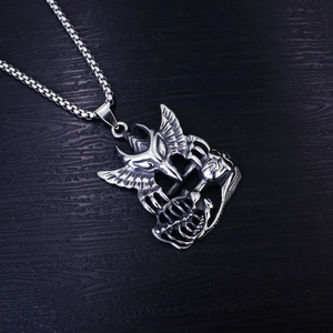 Detailansicht des Gothic Adler Anhängers mit Totenkopfhand und Rose an einer Vierkantkette
