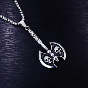 Detail eines doppelseitigen Axt-Anhängers aus Edelstahl mit Totenkopf und Perlenkette