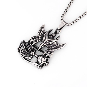 Gotische Totenkopf und Flügel Halskette in Antiksilber mit quadratischer Box-Kette