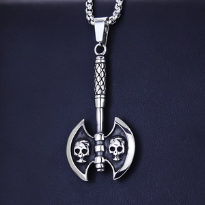 Gothic-Axt-Halskette aus Edelstahl mit Totenkopf auf strukturiertem blauem Lederhintergrund