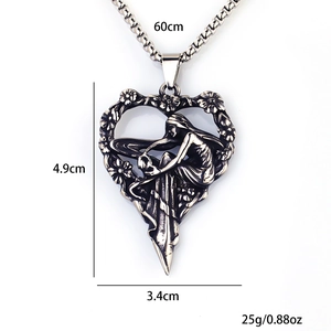 Collana vintage in acciaio con pendente a cuore e rilievo femminile su sfondo bianco