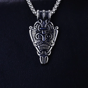 Μενταγιόν ασπίδα Odin με ασημένια μάσκα viking και αλυσίδα σε δερμάτινο φόντο