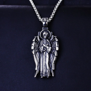 Collana con ciondolo arcangelo vintage con ali dettagliate e aureola su cuoio nero