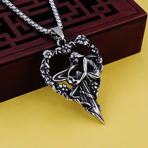 Vista dettagliata di una collana con ciondolo a cuore inciso su una scatola di legno