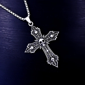 Detail van de gotische kruishanger met schedels aan een roestvrijstalen box-ketting
