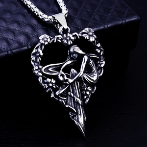 Collana vintage a cuore con ali di angelo e motivi floreali su scatola nera