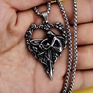 Collana a cuore vintage in acciaio inossidabile con ali d'angelo e rilievo floreale