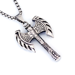 Colgante hacha doble vikingo nórdico vintage en un collar clásico de eslabones cuadrados