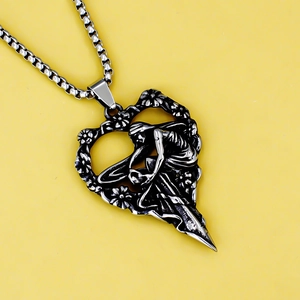 Collana con ciondolo a cuore gotico con rilievo floreale vintage e figura femminile d'argento