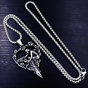 Collana a cuore vintage in acciaio inossidabile con ali e pendente donna su legno nero