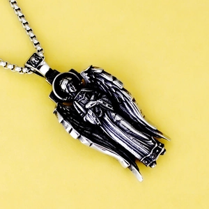 Collana con ciondolo Vergine Maria alata in acciaio inossidabile ossidato stile gotico