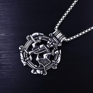 Collana con ciondolo vichingo in acciaio inossidabile con motivo cavaliere e catena box