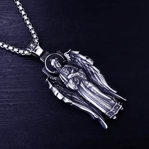 Collana con ciondolo ala d'arcangelo in acciaio inossidabile vintage su legno scuro