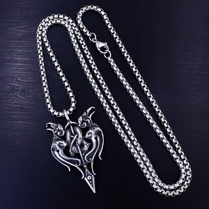 Collier pendentif corbeau viking nordique avec chaîne box argentée sur bois sombre