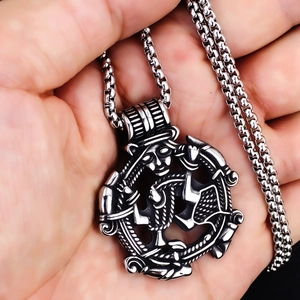 Collana con ciondolo vichingo nordico in acciaio inossidabile vintage tenuta in mano