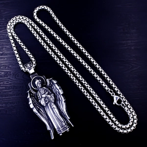 Collana vintage con pendente religioso a rilievo con angelo e catena box