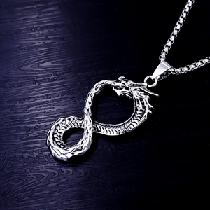 Gros plan d'un pendentif dragon en acier inoxydable en forme d'infini