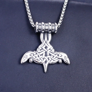 Detailansicht eines silbernen Mjölnir-Anhängers mit keltischen Knoten und Rabenköpfen