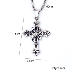 Collier croix gothique en acier inoxydable argenté avec relief vintage pour hommes