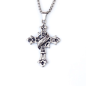 Détail du pendentif croix rétro en acier inoxydable argenté avec une grosse chaîne à maillons