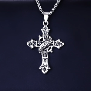 Détail du pendentif croix argenté avec gravure Jesus et sa chaîne à mailles carrées