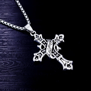 Collier avec pendentif croix gothique en acier inoxydable et chaîne à mailles carrées
