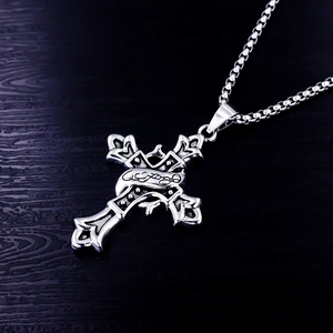 Pendentif croix en acier inoxydable vintage avec texture superposée et chaîne box