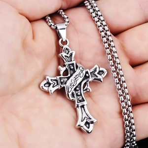 Collier avec pendentif croix gothique vintage en acier inoxydable et chaîne à maillons