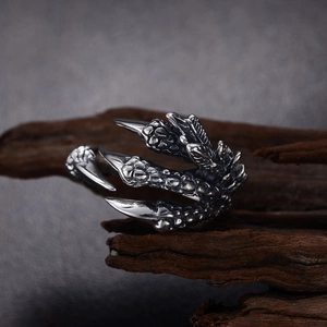 Bague griffe de dragon vintage pour homme avec écailles détaillées et design ouvert