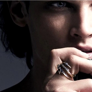 Gros plan d'une bague gothique griffe d'aigle en argent oxydé pour hommes avec anneau ouvert