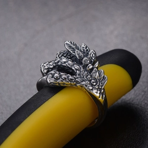 Bague griffe de dragon gothique rétro en argent vintage avec texture d'écailles