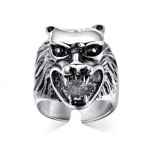 Detaillierte Makroaufnahme des Vintage Silber Wolfskopfrings für Herren mit Gravuren