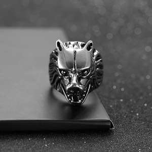 Nahaufnahme eines Vintage Silber Wolfskopfrings mit detailreichen Punk-Pelzdetails