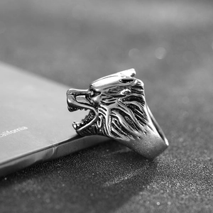 Nahaufnahme des Vintage-Silber-Wolfskopf-Rings mit detaillierter Metallpelz-Textur