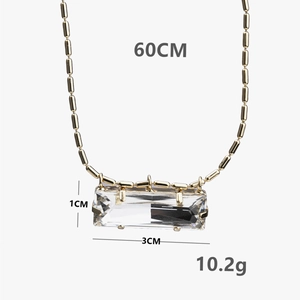 Collier minimaliste avec pendentif en cristal rectangulaire et chaîne à billes dorée