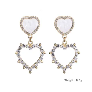 Boucles d'oreilles cœur dorées avec incrustation marbre blanc et strass étincelants