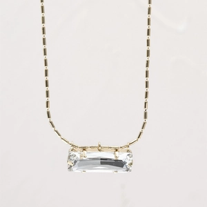 Collier chaîne à billes dorées avec pendentif cristal clair rectangulaire griffé
