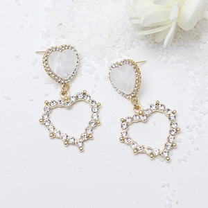 Élégantes boucles d'oreilles cœur en or 925 avec incrustation de marbre blanc et strass