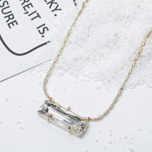 Élégant collier en chaîne dorée avec un grand pendentif en cristal rectangulaire transparent