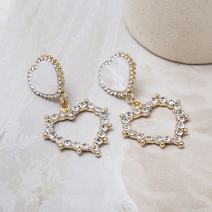 Boucles d'oreilles cœur en argent 925 dorées avec texture nacre et strass brillants