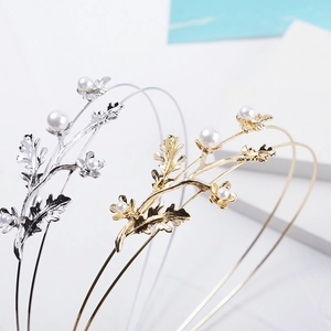 Serre-tête élégant avec feuilles et perles en or et argent, style forêt pour mariées
