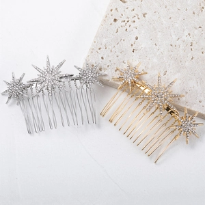 Détails macro de peignes à cheveux en alliage avec des flocons de neige strass en or et argent