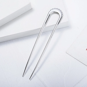 Forcina per capelli a U in metallo argento lucido con bordo ondulato accessorio minimalista