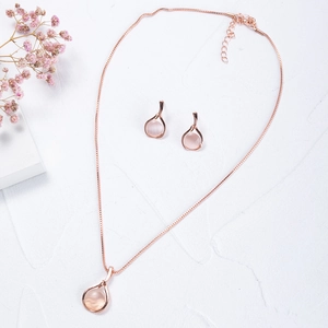 Parure de bijoux en or rose élégante avec pierres œil de chat et perles de style minimaliste