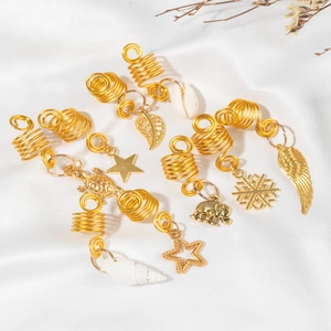 Bijoux de cheveux spirales dorés avec pendentifs variés sur soie blanche