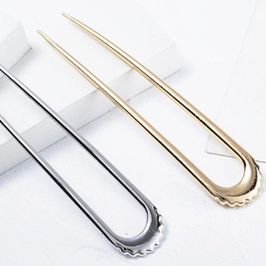 Forcine per capelli a U minimaliste in metallo oro e argento con design a bordo ondulato