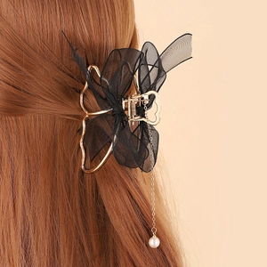Pince à cheveux élégante avec nœud en maille noire, papillon doré et gland perlé