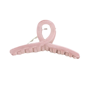 Pince à cheveux rose en plastique floqué avec design croisé élégant et ressort métal