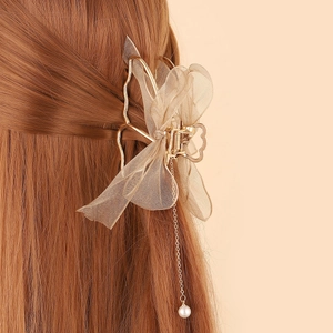 Pince à cheveux papillon dorée élégante avec ailes en organza et pampille de perles