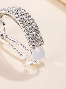Vue macro d'une barrette argentée polie avec quatre rangées de strass étincelants